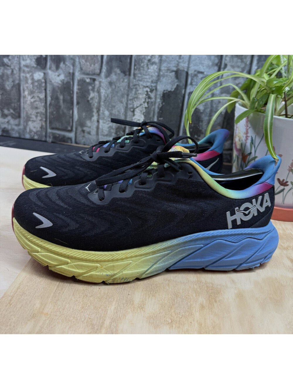 Hoka One One Arahi 6 Men’s Black Rainbow Lace-Up Low Top Running Sneaker